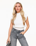 Witte Gebreide Mouwloze Spencer-Top met Ronde Hals voor Comfortabele Casual Look – Verkrijgbaar in Maat S/M 3